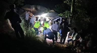 Kayıp olarak aranıyordu; aracıyla düştüğü uçurumda bacağından yaralı bulundu