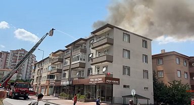 Kayseri'de 3 katlı binanın çatısı yandı