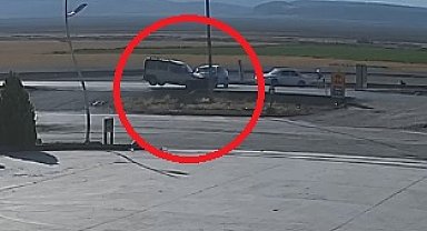 Kayseri'de hafif ticari araç ile otomobil çarpıştı: 3 yaralı