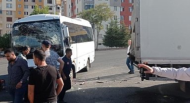 Kayseri'de servis midibüsü ile kamyon çarpıştı: 10 yaralı