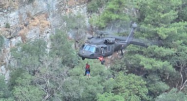 Kaz Dağları'nda mahsur kalan 10 kişi helikopterle kurtarıldı