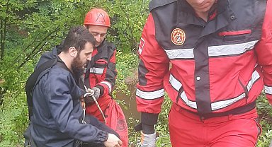 Kaza sonrası derede mahsur kalan sürücüyü itfaiye kurtardı