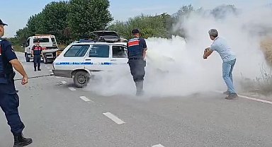 Kaza sonrası otomobil yanmaya başladı, jandarma söndürdü