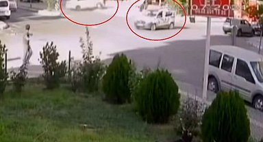 Kaza sonrası savrulan otomobil kaldırıma çıktı; yaya son anda kurtuldu