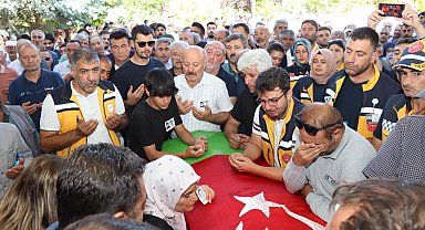 Kazada ölen 2 sağlık çalışanını son yolculuklarına meslektaşları uğurladı