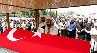 Kazada ölen komiser eşinin fotoğrafına sarılıp 'Gamzesine kurban olduğum' diyerek gözyaşı döktü