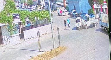 Kazada savrulan araç yayalara çarptı: 1'i ağır 3 yaralı