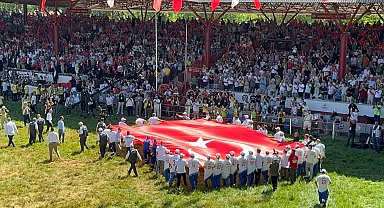 Kırkpınar Güreşleri'nin yapıldığı Sarayiçi Er Meydanı'nda dev Türk bayrağı açıldı