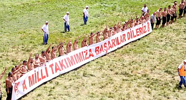Kırkpınar'da başpehlivanlar, 'A Milli takımımıza başarılar dileriz' pankartı açıp 'bozkurt' işareti yaptı