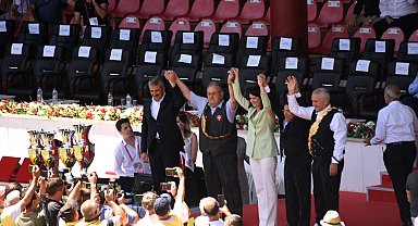 Kırkpınar'ın 60 yıllık başcazgırı Şükrü Kayabaş 'altın kemer' ile veda etti