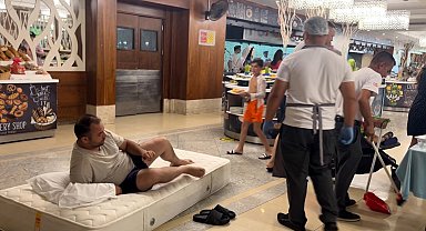 Kliması onarılmayınca yatağını otel yemekhanesine taşıdı