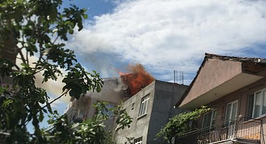 Kocaeli'de 3 katlı binanın çatısında yangın