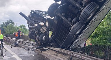 Köprüde asılı kalan TIR'ın şoförü yaralandı, 6 büyükbaş öldü