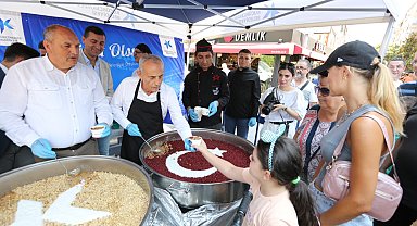 Küçükçekmece'de vatandaşlara aşure ikram edildi