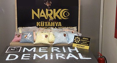Kütahya'da 160 bin uyuşturucu hap ele geçirildi; polis haplarla Merih Demiral yazdı