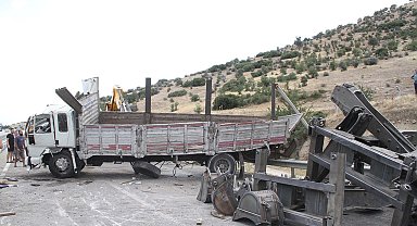 Manisa'da kamyon devrildi; 12 kilometrelik araç kuyruğu dronla görüntülendi