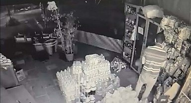 Manisa'da marketin önündeki hırsızlık kamerada