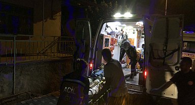 Manisa'da, motosiklet ile elektrikli bisiklet kafa kafaya çarpıştı: 3 yaralı