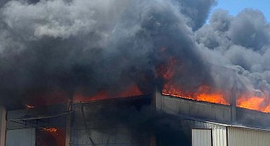 Manisa'da plastik fabrikasında yangın