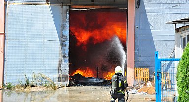 Manisa'da plastik fabrikasında yangın