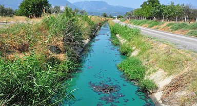 Manisa'da rengi maviye dönen sulama kanalına mahallelilerden atık tepkisi