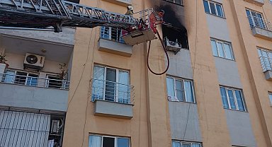 Mardin'de, apartman dairesinde çıkan yangında mahsur kalanları itfaiye kurtardı