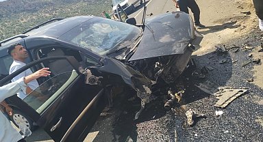 Mardin'de hafif ticari araç bariyere çarptı: 4 yaralı