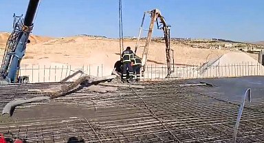 Mardin'de üzerine beton mikseri pompası devrilen işçi öldü