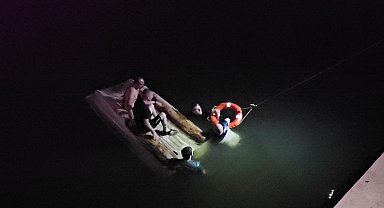 Meriç Nehri'nde tekneleri alabora olan 5 arkadaşı ekipler kurtardı