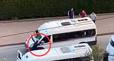 Minibüs şoförlerinin yolcu kavgası, kameraya yansıdı