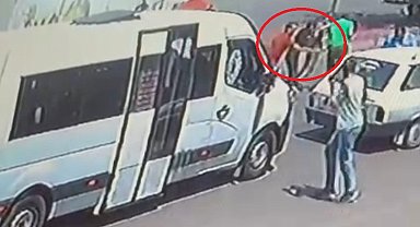 Minibüs şoförü, trafikte karşılaştığı husumetlisini tabancayla vurdu; o anlar kamerada