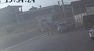 Minibüsle çarpışan triportörde 2 kişi yaralandı; kaza kamerada