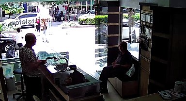 Motosikletli kuryenin yayaya çarptığı kaza kamerada