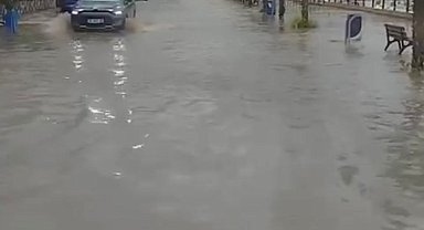 Mudanya'da sağanak, sahil yolunu göle çevirdi