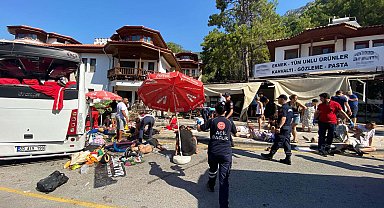 Muğla'da tur otobüsü park halindeki araçlara çarptı; 3 ölü, 31 yaralı