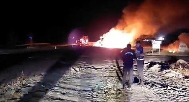 Nevşehir'de seyir halindeki TIR yandı