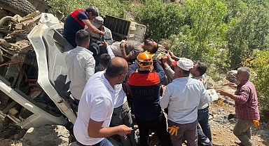 Odun yüklü kamyon devrildi; aracın altında sıkışan sürücü kurtarıldı