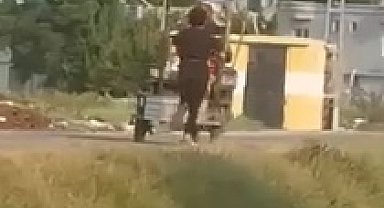 Oğlunu iple bağladığı motosikletin arkasında koşturan baba gözaltına alındı