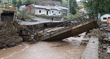 Oltu'da sel suları köprü yıktı, evleri su bastı