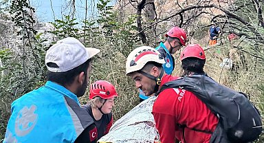 Ormanda kaybolup, çıktıkları kayalıklarda mahsur kalan 3 Rus turist kurtarıldı