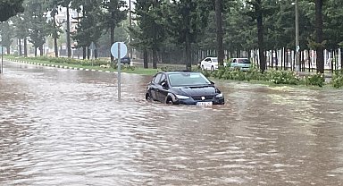 Osmaniye'de sağanak yolları göle çevirdi, araçlar suya gömüldü; kent geneli elektrik kesintisi yaşandı