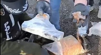 Otobüs bagajındaki kıyılmış tütünlerin içinden 6 ruhsatsız tabanca çıktı