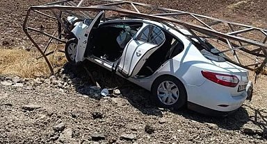 Otomobil elektrik direğine çarptı: 4 yaralı