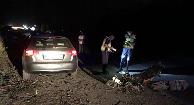 Otomobil ile çarpışan motosiklet sürücüsü öldü