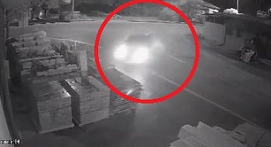 Otomobil, iş yerinin bahçesine girdi; sürücünün yaralandığı kaza kamerada