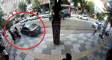 Otomobil, kaldırımdaki yayaların arasına daldı; o anlar kamerada