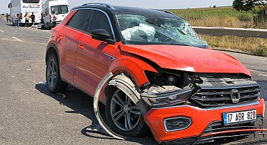 Otomobil, karşı şeride geçip minibüsle çarpıştı: 12 yaralı