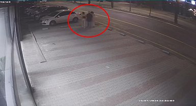 Otomobil park halindeki araçlara çarptı, yayalar son anda kurtuldu