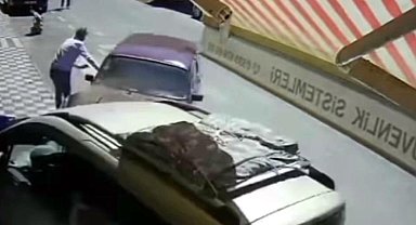 Otomobilin altında kalmaktan saniyelerle kurtuldular