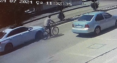 Otomobilin çarptığı bisiklet sürücüsü öğretmen öldü